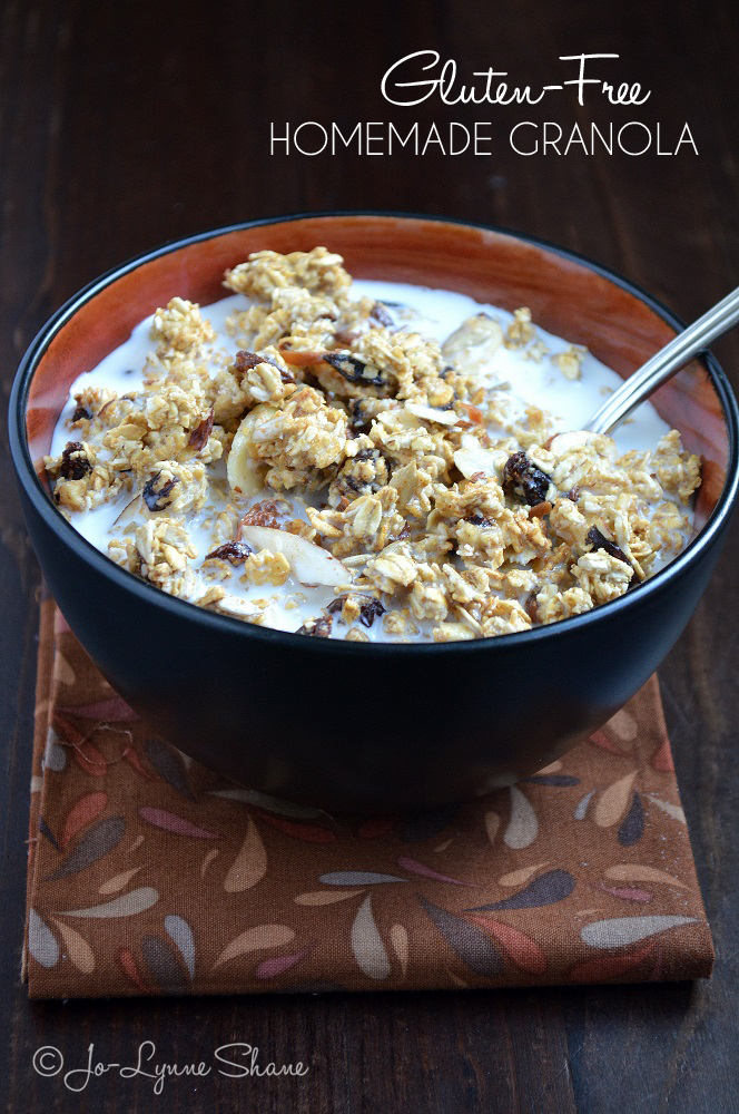 Gluten-Free Homemade Granola Recipe: This naturally gluten-free granola recipe is full of the good stuff and none of the bad. Makes a lot and it's great to have on hand for busy mornings!