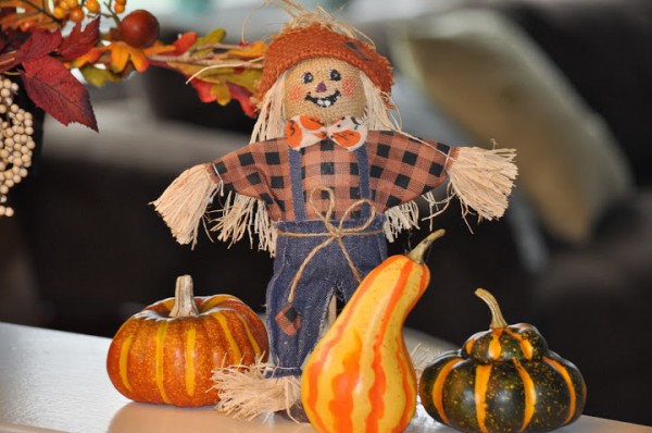 Easy Fall Decorating Ideas: Scarecrows and Gourds