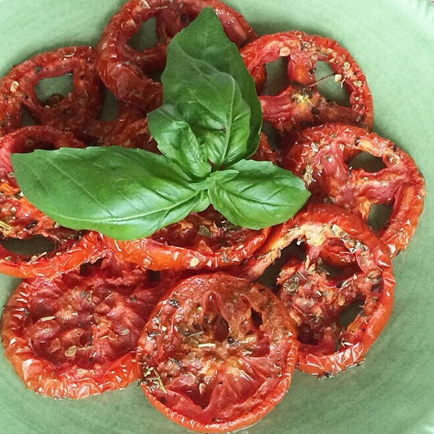 How to make oven roasted tomatoes - a delicious topping for pasta or pizza!
