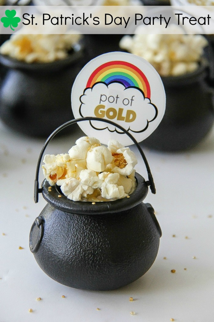 These ADORABLE St. Patrick's Day Pot of Gold Party Treats with a FREE PRINTABLE are perfect for school classroom parties or home entertaining! 