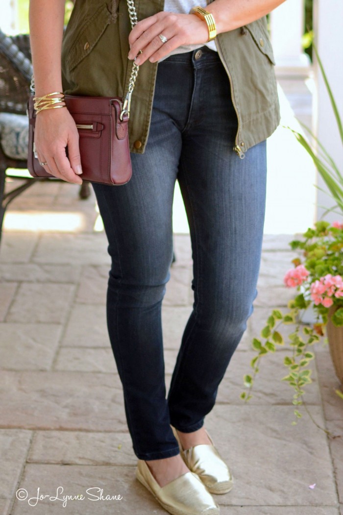 26 Days of Fall Outfit Ideas: utility vest + grey tee + skinny jeans