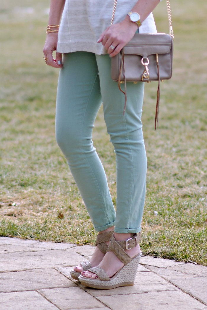 How to Wear Pastel Jeans in Spring