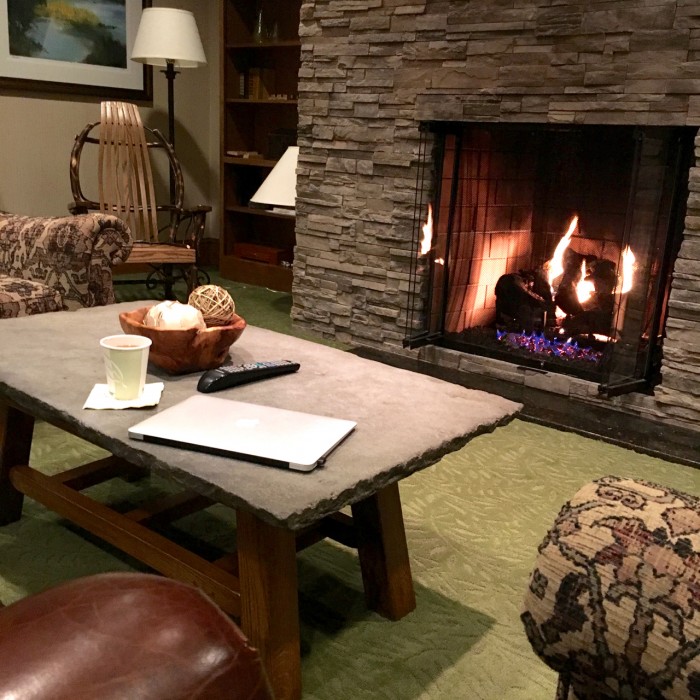 The Lodge at Woodloch: Sitting Room with Fireplace