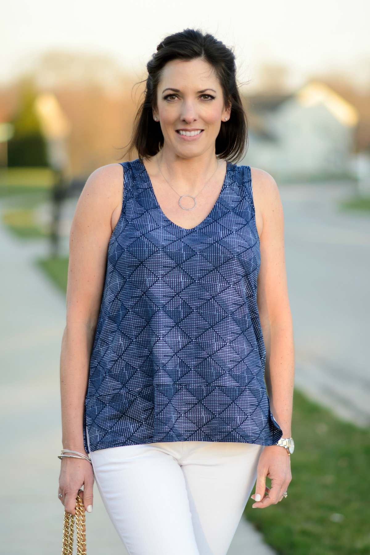Loving this easy breezy relaxed split hem printed top from @oldnavy this spring! Throw it on with white jeans and your favorite neutral sandals for an easy daytime look. 