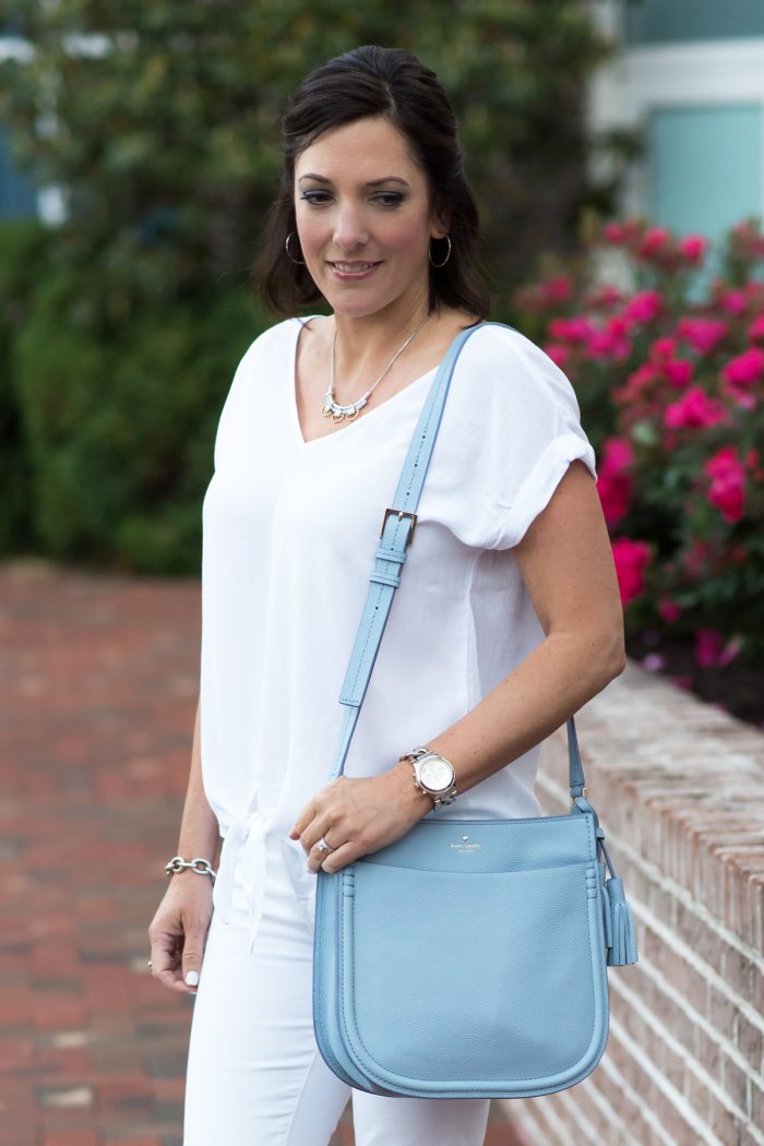 An all-white outfit might with a pop of serenity blue is the perfect modern summer outfit for women over 40.