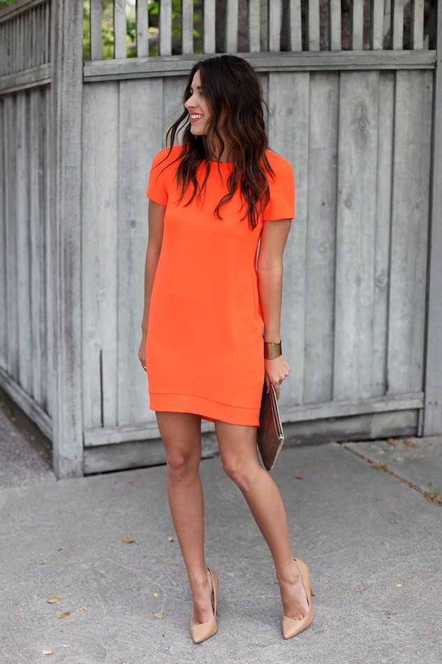 summer outfit ideas for work: bright shift dress with gold heels