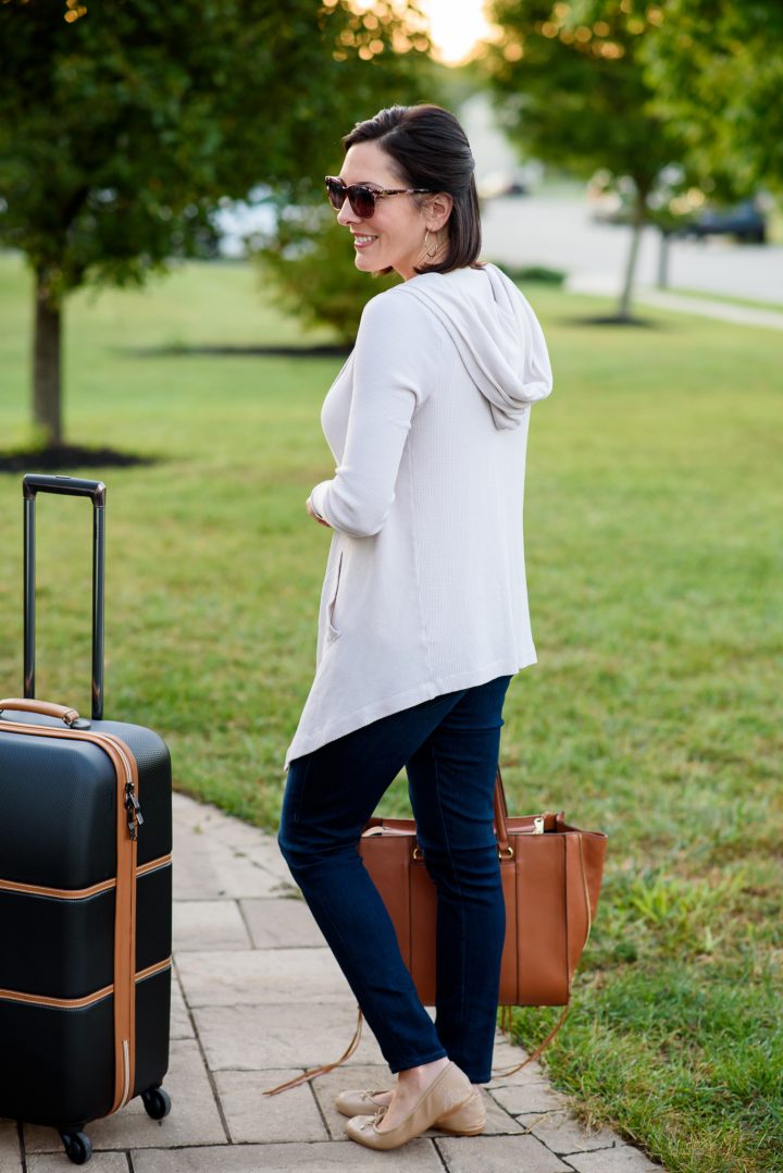 Neutral Fall Travel Outfit: This casual fall travel outfit combines several neutrals that are all pieces I can mix and match with other items in my suitcase while I'm away.