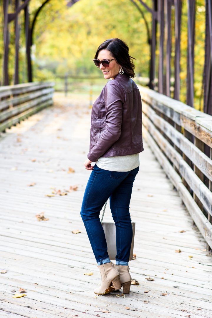 This classic fall leather jacket outfit can be a template for so many outfit variations -- plum leather jacket with beige tee, skinny jeans, and booties!