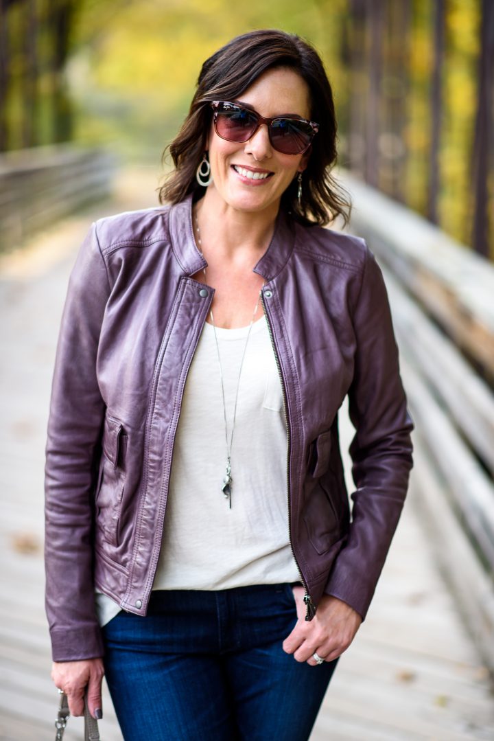 This classic fall leather jacket outfit can be a template for so many outfit variations -- plum leather jacket with beige tee, skinny jeans, and booties!