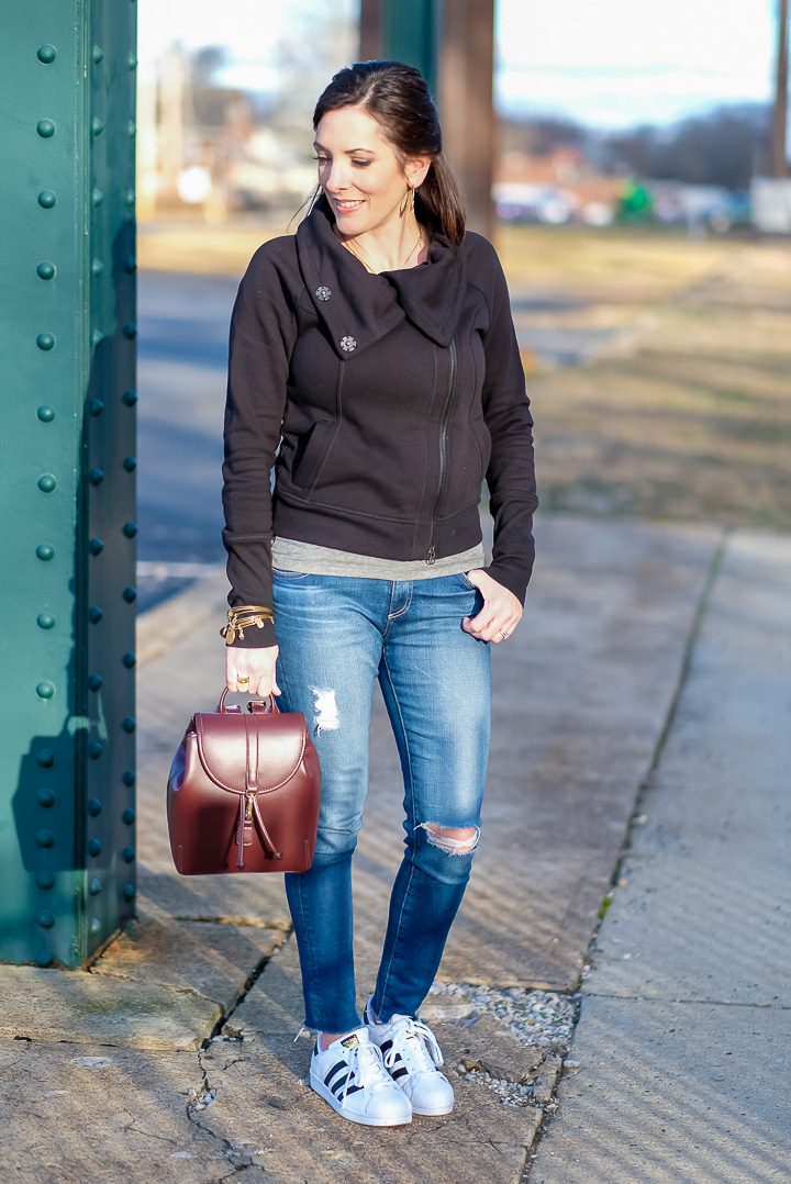 Weekend Style: This is a great casual weekend look for running errands and taking the kids to their sports events.