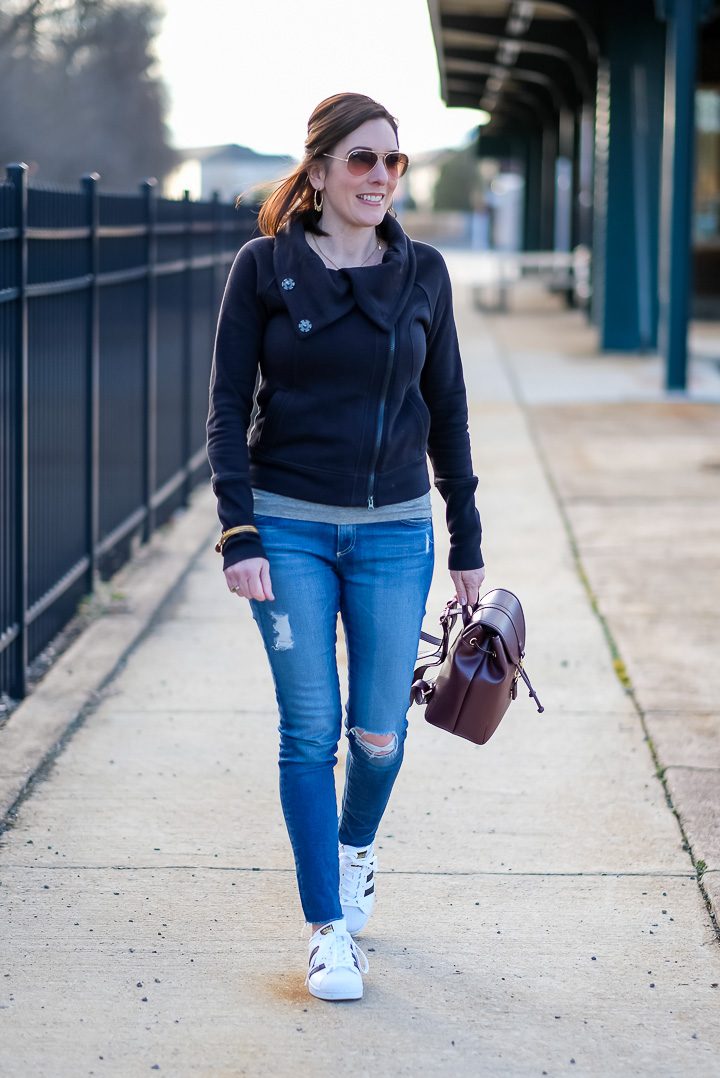 Weekend Style: This is a great weekend look for running errands and taking the kids to their sports events.