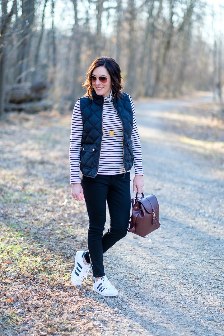 Casual Outfit Formula for Moms: Down Vest + Turtleneck + Skinny Jeans + Fashion Sneakers