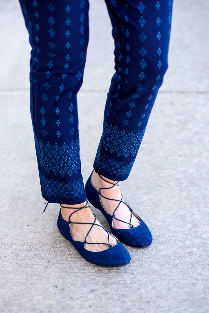 I'm styling a printed pants outfit for spring with the Gap bi-stretch skinny ankle pants in navy diamond print. 
