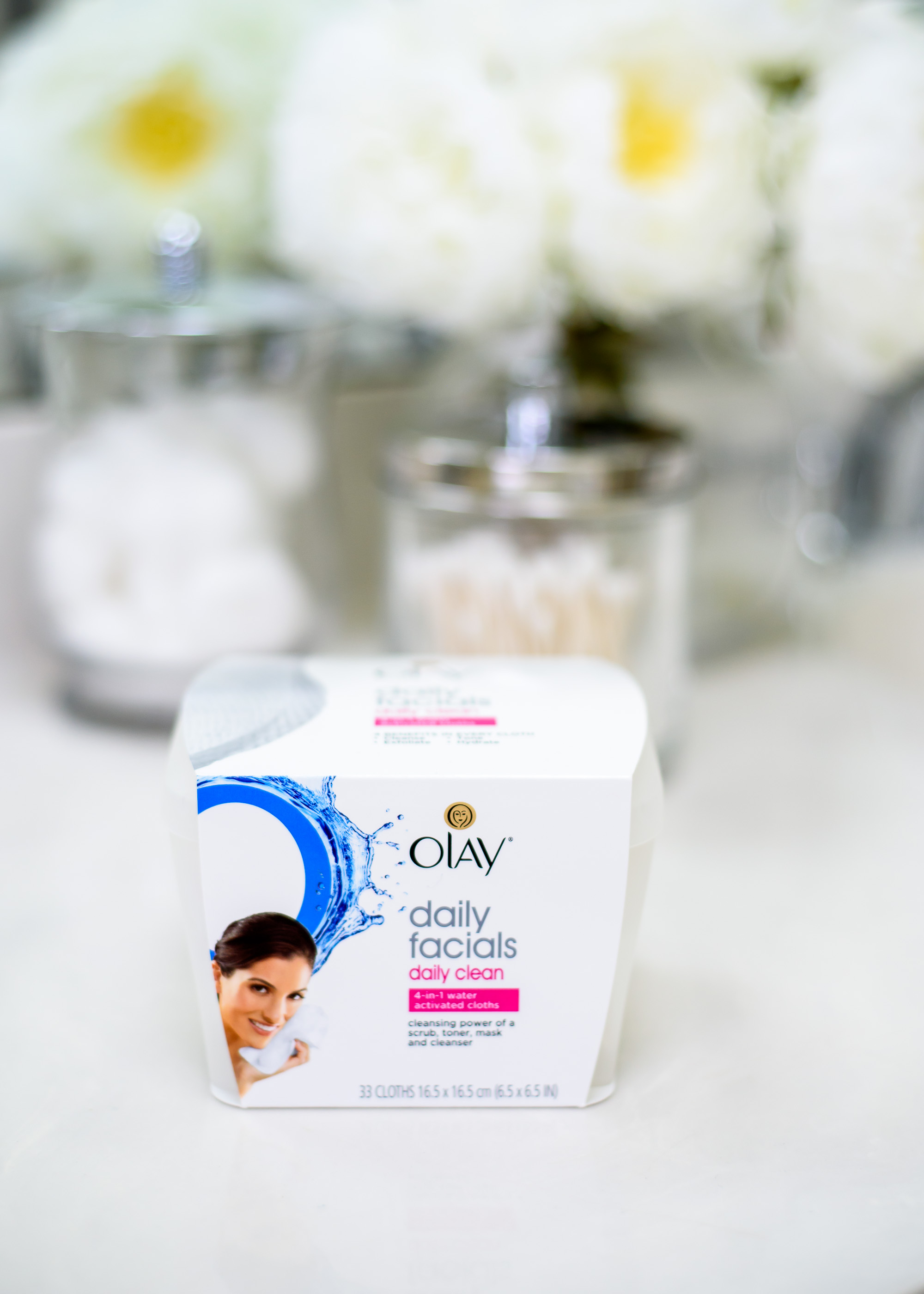 The new Olay Daily Facials cleansing cloths combine cleansing, toning, exfoliating and a hydrating mask for a ground breaking 4-in-1 makeup remover! 