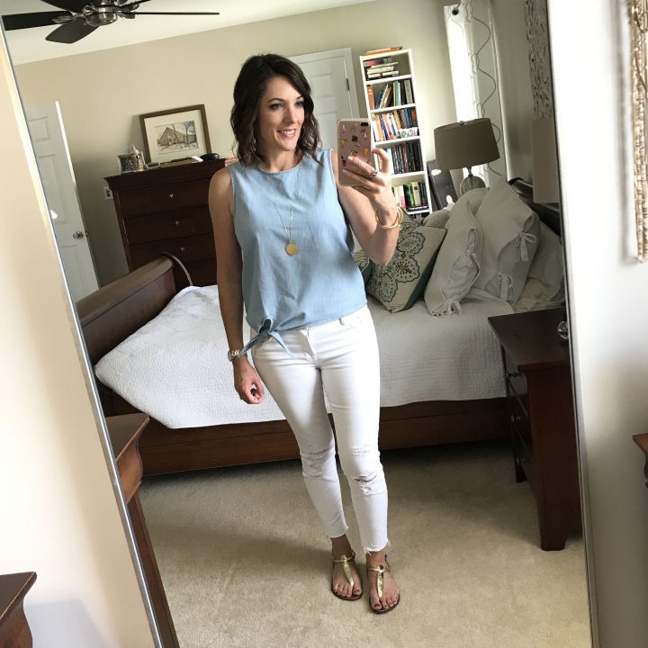 Talking about what to wear for the 4th of July and sharing a bunch of casual outfits that are perfect for your July 4th festivities!