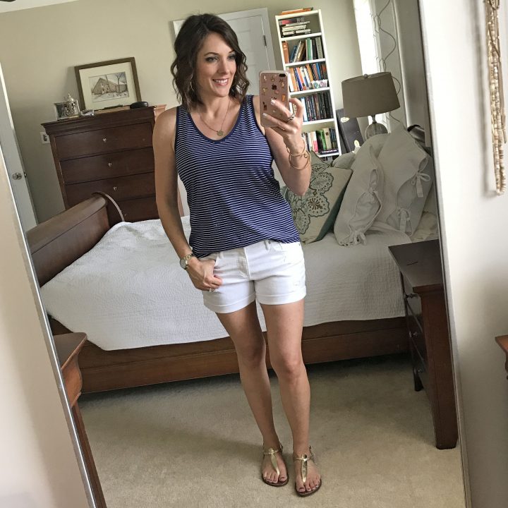 Talking about what to wear for the 4th of July and sharing a bunch of casual outfits that are perfect for your July 4th festivities!